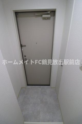 大阪市鶴見区茨田大宮４丁目のアパートの玄関