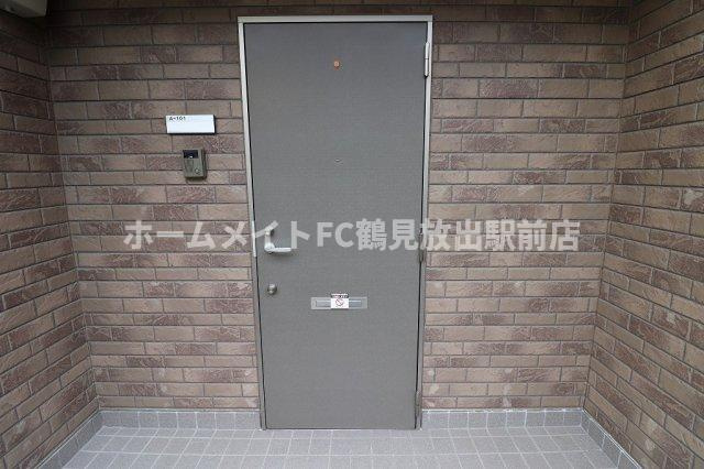 大阪市城東区放出西２丁目のハイツのエントランス