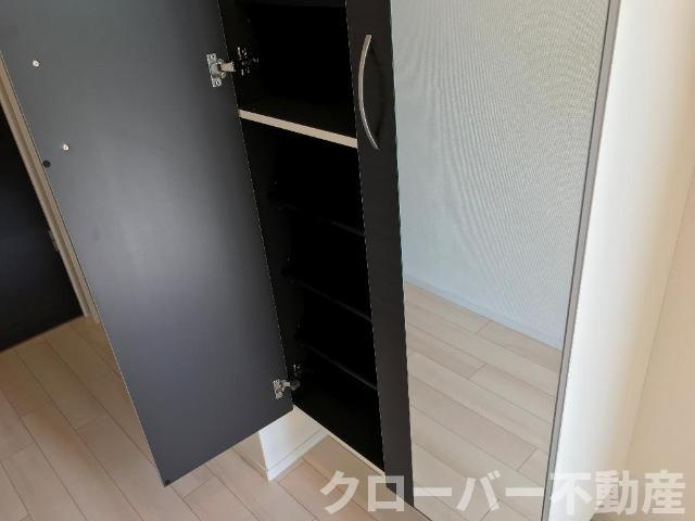 メゾン・クワトロの玄関|下駄箱