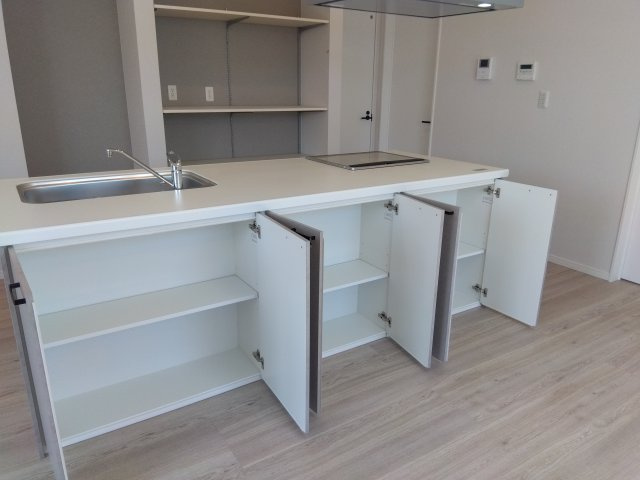 【建売】三沢市南町の収納|システムキッチンに収納スペースがあります♪家事効率や生活感の軽減に大きく貢献します。高い収納力でキッチンがスッキリ！立ち位置をほとんど変えずに作業完了！！