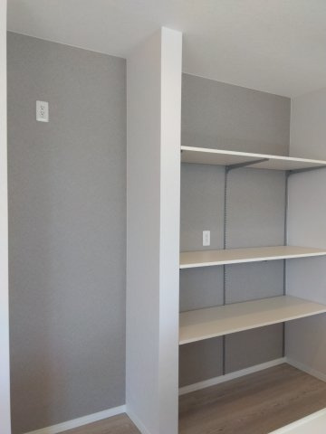 ※商談中※三沢市南町A棟の収納|キッチン壁面には可動棚、将来的に収納が変わっても対応しやすく収納力もグッとup！コンセント付きなので家電収納にも便利、使う頻度に合わせて効率的に家事ができます♪
