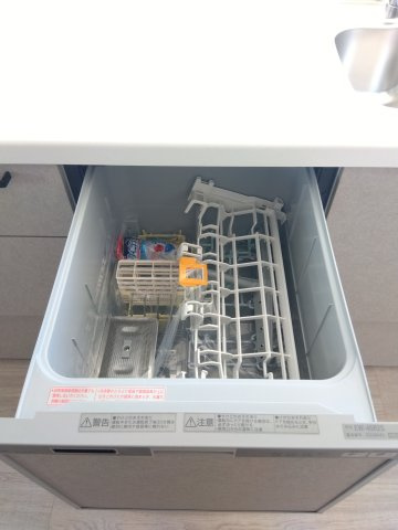 【建売】三沢市南町のキッチン|5人用食器洗い乾燥機。家事の軽減だけでなく、手洗いに比べて水や光熱費などが半分以下と経済的です。