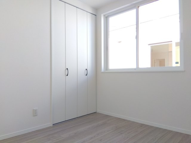 【建売】三沢市南町の洋室|洋室5.03帖。ベッド・デスク・収納がしっかり収まるちょうど良い広さ。趣味や読書、お子様の勉強部屋としても活用可能。