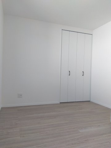 【建売】三沢市南町の洋室|洋室5.64帖。自分好みにアレンジしやすい、余白のある空間。シンプルな内装でインテリアの自由度が高い！