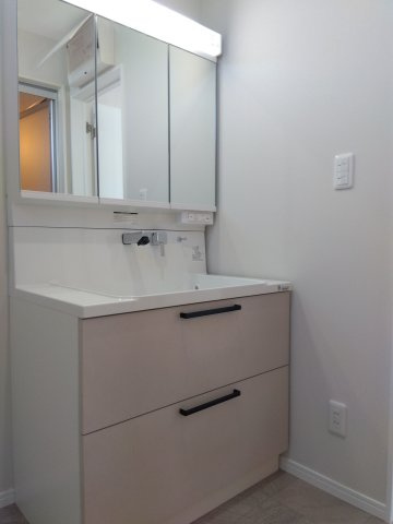 【建売】三沢市南町の独立洗面台|三面鏡洗面台、見た目がオシャレなだけでなく収納力や姿見として使えるといった機能面も優れている点が特徴