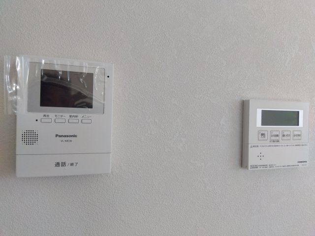 ※商談中※三沢市南町A棟の防犯設備|来訪者の顔が見えるテレビモニター付きインターホン。セキュリティも安心です！