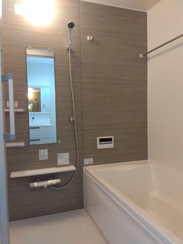 【建売】三沢市南町の浴室|追い炊き機能付き浴室暖房乾燥機。冬場の寒さによる身体への負担を軽減し快適なバスタイムを実現するとともに、洗濯物の室内干しでもしっかり乾かせる浴室用乾燥機です。梅雨や花粉対策に！