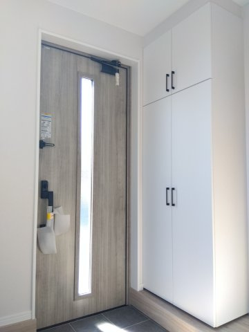 【建売】三沢市南町の玄関|家族全員の靴がスッキリ収納できる、大容量シューズボックス付き玄関！