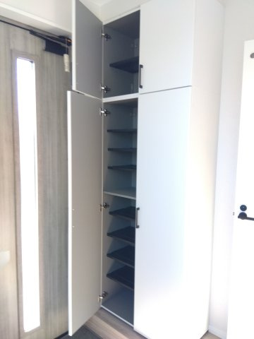 【建売】三沢市南町の収納|玄関には天井高まである収納を採用。靴はもちろん、季節用品などの様々なアイテムを収納できるのが魅力です。