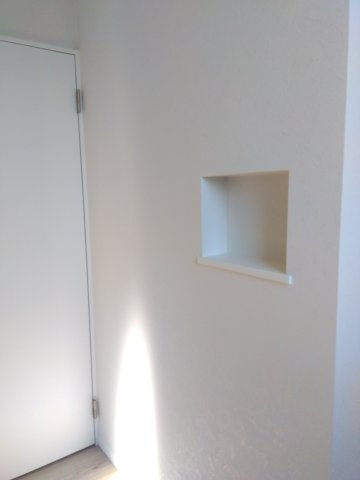【建売】三沢市南町の収納|玄関にはニッチあり。お好きなインテリアを飾っておしゃれな玄関を演出♪