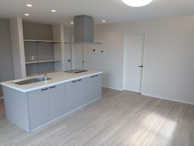 【建売】三沢市南町の居間・リビング|LDK：16.80帖、アイランドキッチンのあるLDK。家族の顔がいつでも見える、つながりを感じる空間設計。キッチンを囲んでそのまま食事や会話が楽しめる`おもてなしキッチン♪