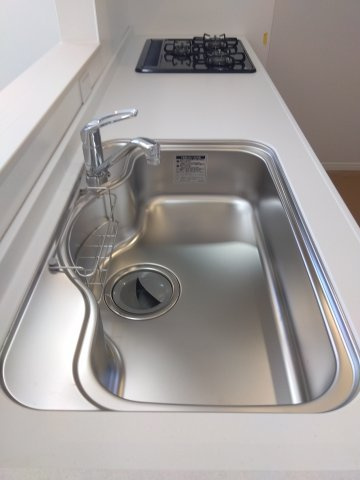 【建売】三沢市南町のキッチン|システムキッチン。収納力と機能性を兼ね備えた使いやすいキッチンです