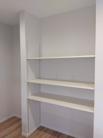 【建売】三沢市南町の収納|「魅せる・しまう・変えられる。三拍子そろった可動棚付きキッチン」可動棚は「見せる収納」にも最適。キッチン家電が増えたときでも柔軟に対応可。