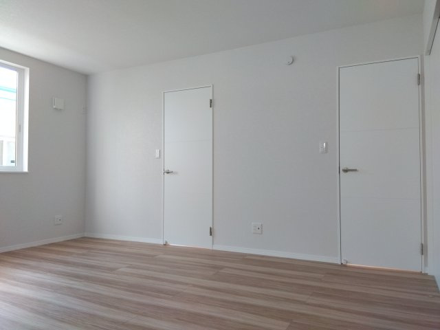 【建売】三沢市南町の洋室|ひと部屋、ふた通りの使い方。ワークもライフも、スムーズに。