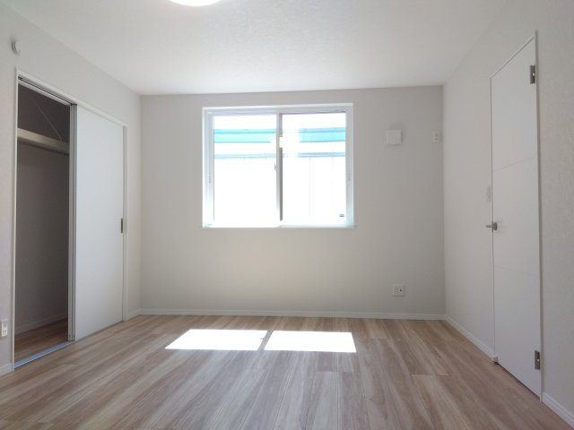 【建売】三沢市南町の洋室|洋室：10.2帖。余裕のある空間で快適な生活を実現。家具のレイアウトも思いのまま！在宅ワークや趣味のスペースを設けても圧迫感なし。