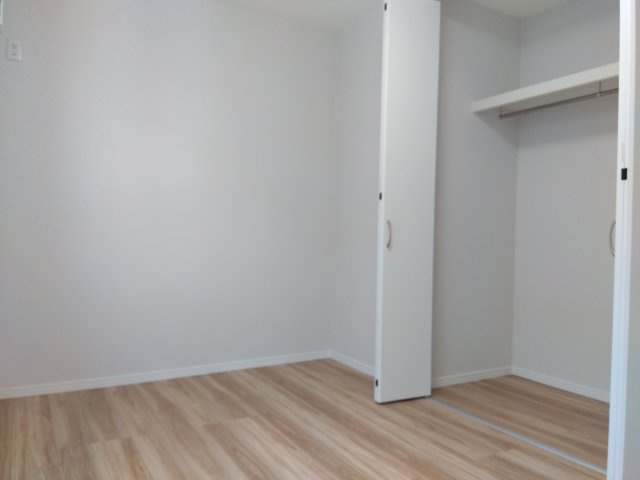 【建売】三沢市南町の洋室|洋室：5.00帖。勉強やリモートワークなどに適した落ち着いた空間。