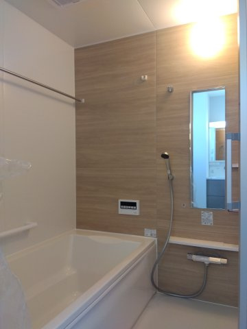 【建売】三沢市南町の浴室|追い炊き機能付き浴室暖房乾燥機。冬場の寒さによる身体への負担を軽減し快適なバスタイムを実現するとともに、洗濯物の室内干しでもしっかり乾かせる浴室用乾燥機です。梅雨や花粉対策に！