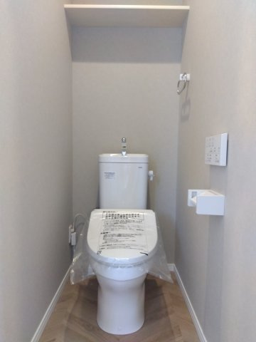 【建売】三沢市南町のトイレ|飽きのこないシンプルモダンな空間を演出したトイレ。みんなが手洗いしやすい高さに設定。少ない水で効率よく洗浄、ママの家事を軽減します。