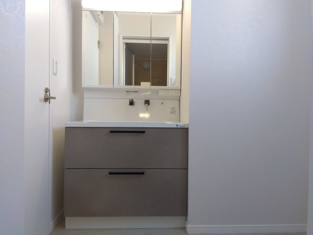 【建売】三沢市南町の独立洗面台|三面鏡洗面台、見た目がオシャレなだけでなく収納力や姿見として使えるといった機能面も優れている点が特徴。洗濯機置き場、お湯で洗濯することができます。