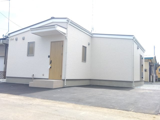 【建売】三沢市南町の外観|明るく開放的な白い外観は、ご家族の新しいスタートにぴったり。上品で落ち着いた雰囲気が魅力。