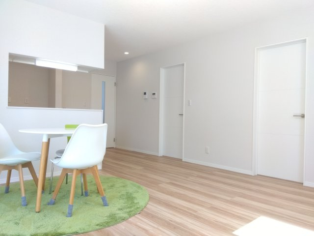 【建売】三沢市南町の居間・リビング|LDK15.75帖　広々LDKは、ご家族での団らんやお子様の遊びスペースとしても十分な広さ。のびのびと快適に暮らせます。