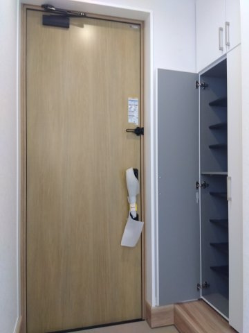 【建売】三沢市南町の玄関|天井高シューズボックス付き玄関。見た目と機能性を両立、玄関スペースをスマートにし家族全員の靴もすっきり収納できます。