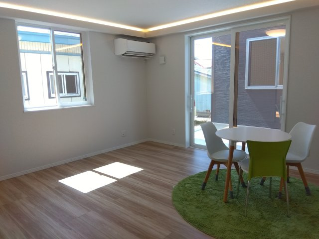 【建売】三沢市南町の居間・リビング|間接照明を取り入れることで、ただの`明るさ‘ではなく、‟空間の質”を引き上げる照明が可能になります。日常をもっと豊かに、心地よいものに。