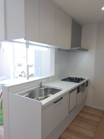 【建売】三沢市南町のキッチン|家族とつながる、対話のあるキッチン。料理がもっと楽しくなる、機能的なスペース♪