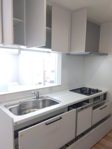 【建売】三沢市南町のキッチン|収納力と動線美、どちらも叶えるキッチン。吊戸棚との組み合わせで、大容量収納が実現可能。