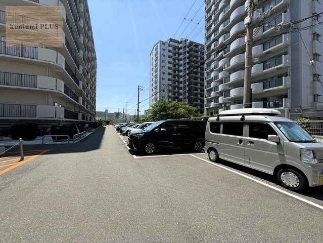 ネオコーポ鶴見緑地の駐車場