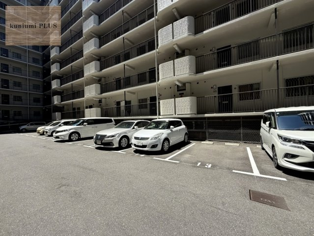 ネオコーポ鶴見緑地の駐車場