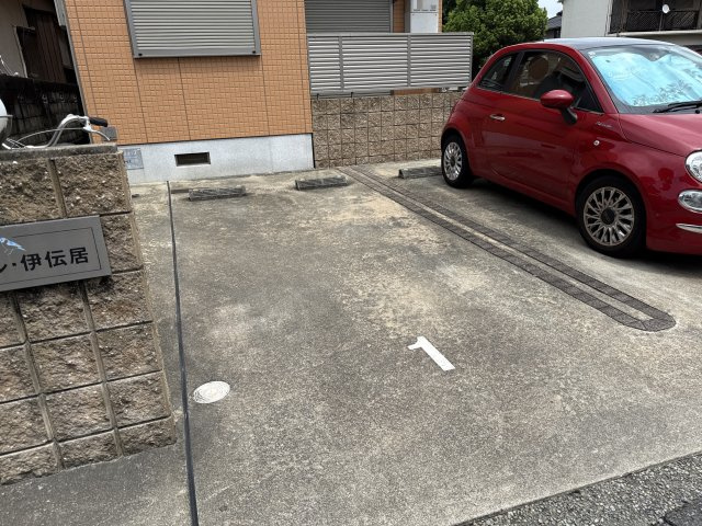 ファミール伊伝居の駐車場