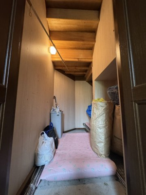 【収納】 | 南阿蘇　別荘 | 階段下収納。照明が設置されています。