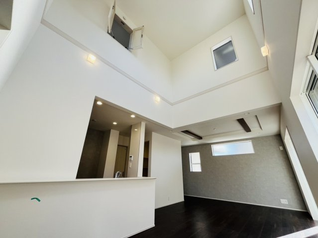 東海市富木島町伏見3丁目15-16『仲介手数料無料』新築戸建ての居間・リビング