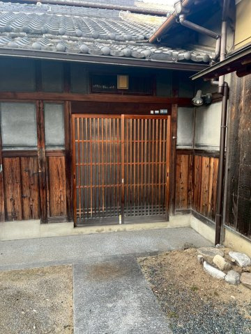 摂津戸建のエントランス