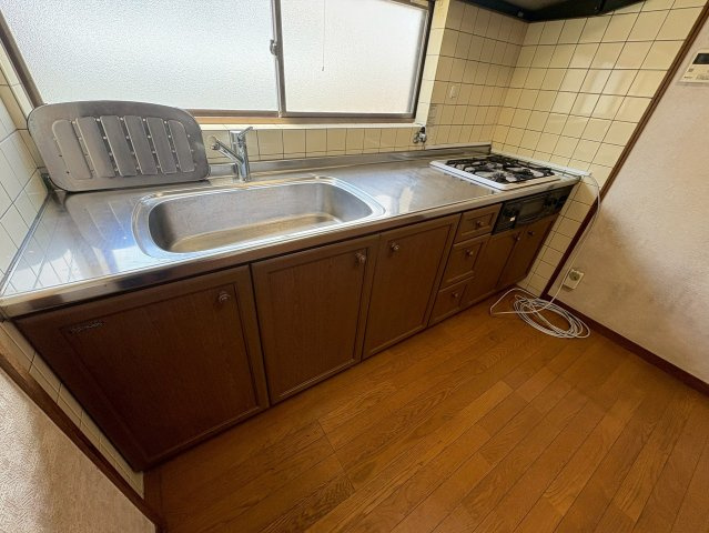 点野5丁目　中古一戸建てのキッチン|システムキッチン　３口コンロ
■物件内覧・資金計画相談・住宅ローン相談、リフォーム相談、お問合せ受付中■
※当日・翌日のご内覧、ご相談はお電話でのお問合せがスムーズです！