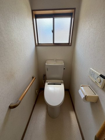 点野5丁目　中古一戸建てのトイレ|温水洗浄便座
■物件内覧・資金計画相談・住宅ローン相談、リフォーム相談、お問合せ受付中■
※当日・翌日のご内覧、ご相談はお電話でのお問合せがスムーズです！