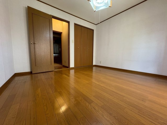 点野5丁目　中古一戸建ての寝室|洋室8.0帖　クローゼット
■物件内覧・資金計画相談・住宅ローン相談、リフォーム相談、お問合せ受付中■
※当日・翌日のご内覧、ご相談はお電話でのお問合せがスムーズです！