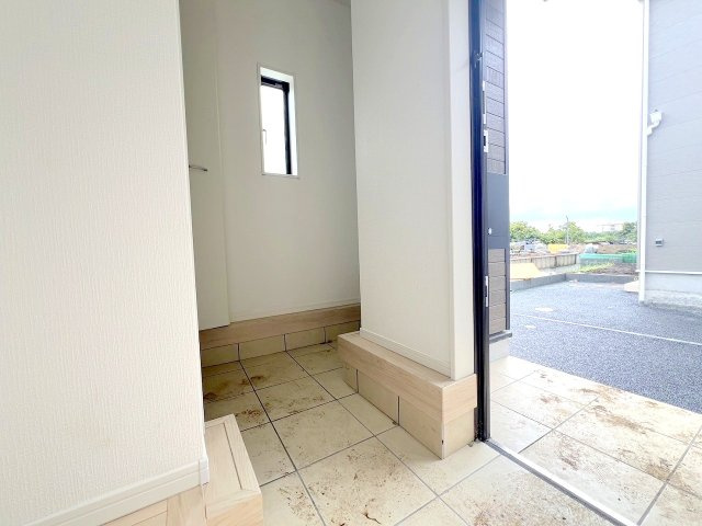 武蔵村山市中原4丁目新築戸建て　全9棟の玄関