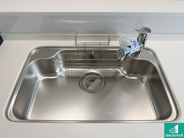 大東市諸福　新築一戸建ての設備|洗い物も楽にできる、広々シンク！