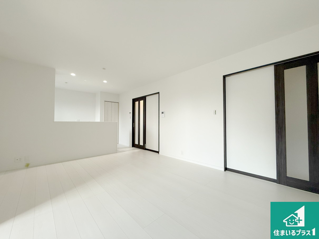 大東市諸福　新築一戸建ての居間・リビング|日当たり良好の明るいリビングで朝の目覚めもスッキリできそう！対面キッチンでご家族のコミュニケーションも自然と増える設計！小さなお子様が遊ぶスペースを作っても広々とくつろげるLDK！