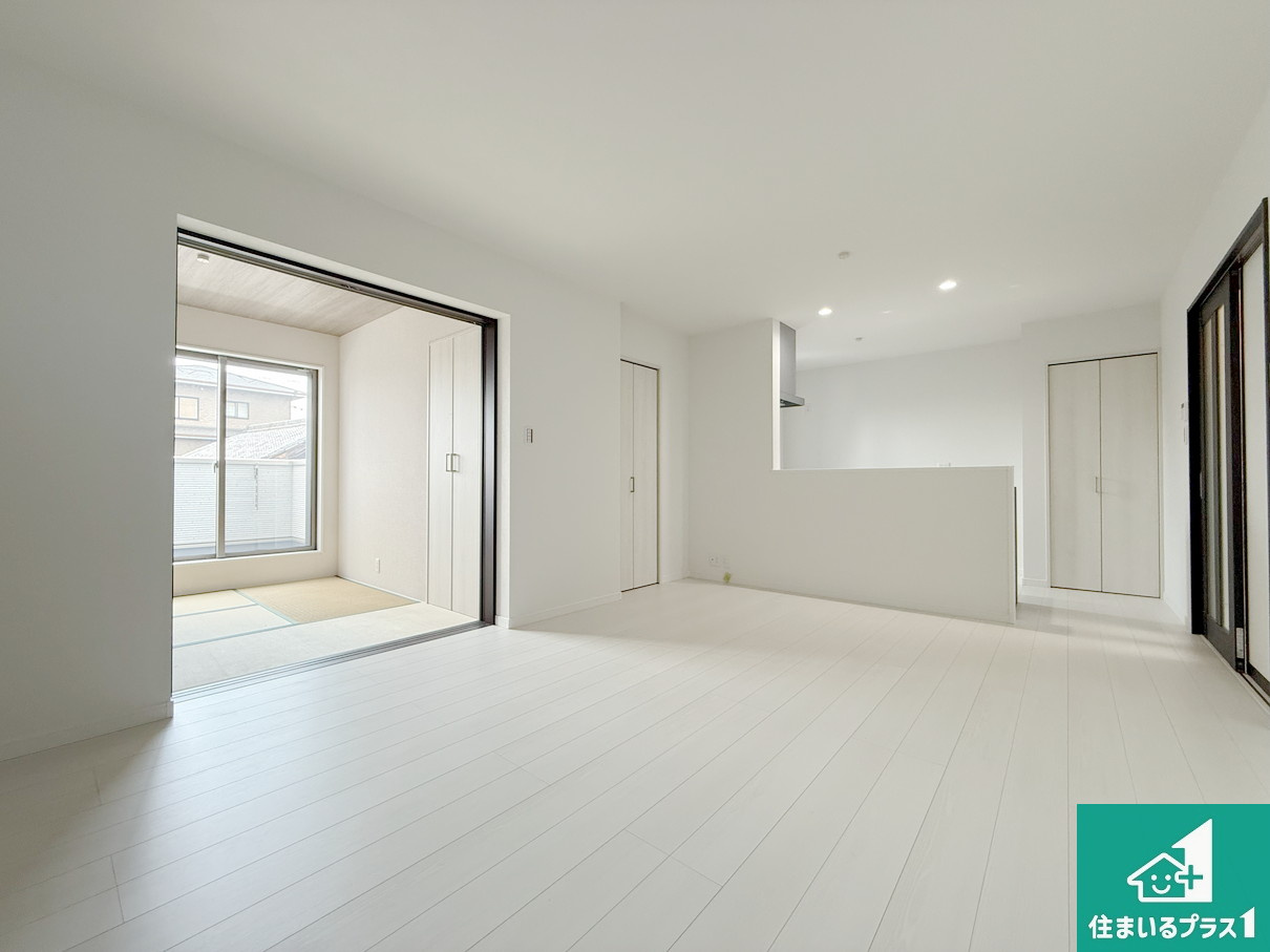 大東市諸福　新築一戸建ての居間・リビング|シンプルなリビングは、観葉植物等のインテリアを楽しめますね！パパ好みにも、ママ好みにも家具次第で雰囲気を変えることができます！