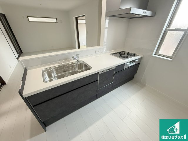 大東市諸福　新築一戸建てのキッチン|リビングと統一感があり、使い勝手のいいキッチン。広々としているので、二人並んで作業が出来ちゃいます。お子様と一緒に色々なお料理に挑戦できるスペースがあります。