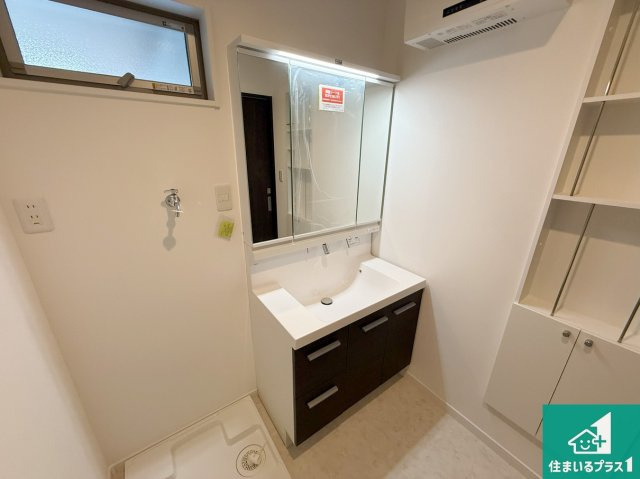 大東市諸福　新築一戸建ての独立洗面台|清潔感のある洗面台です。フラットな鏡は掃除がしやすく毎日清潔！鏡裏には収納があるのでスッキリとした洗面台が保てます。