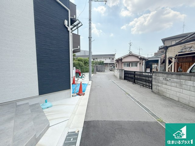 大東市諸福　新築一戸建ての前面道路含む現地写真|周辺は閑静な住宅街！前面道路広々で車の出し入れも便利です。駐車が苦手な方でも安心して車庫入れできます！