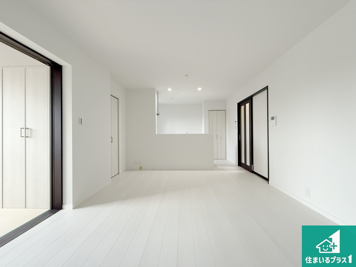 大東市諸福　新築一戸建ての居間・リビング|日当たり良好の明るいリビングで朝の目覚めもスッキリできそう！対面キッチンでご家族のコミュニケーションも自然と増える設計！小さなお子様が遊ぶスペースを作っても広々とくつろげるLDK！