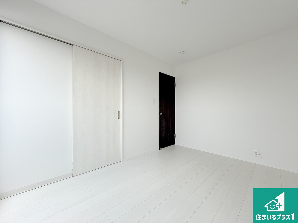 大東市諸福　新築一戸建ての洋室|シンプルな洋室は、自分好みのインテリアが楽しめます♪ご家族とインテリアや家具を選びに行くのは新築購入時の醍醐味の一つです。ぜひお楽しみください♪