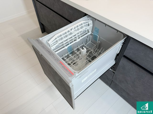 大東市諸福　新築一戸建ての設備|食事後の一仕事、食器洗いをボタン一つでお任せできちゃいます！場所を取らないビルトイン式なので、お料理スペースもしっかり確保！