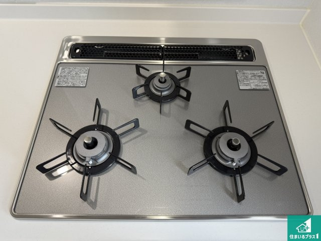 大東市諸福　新築一戸建ての設備|ダブル高火力Ｓｉセンサー付きコンロ！３口あるので、まとめて料理をする時も大活躍！