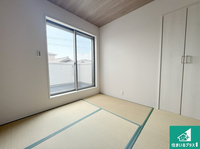大東市諸福　新築一戸建ての和室|一室あると便利な和室は客間としてだけでなく、小さなお子様のプレイルームや食後のくつろぎスペースとしてもご利用いただけます。収納もついていますので大活躍間違いなし！